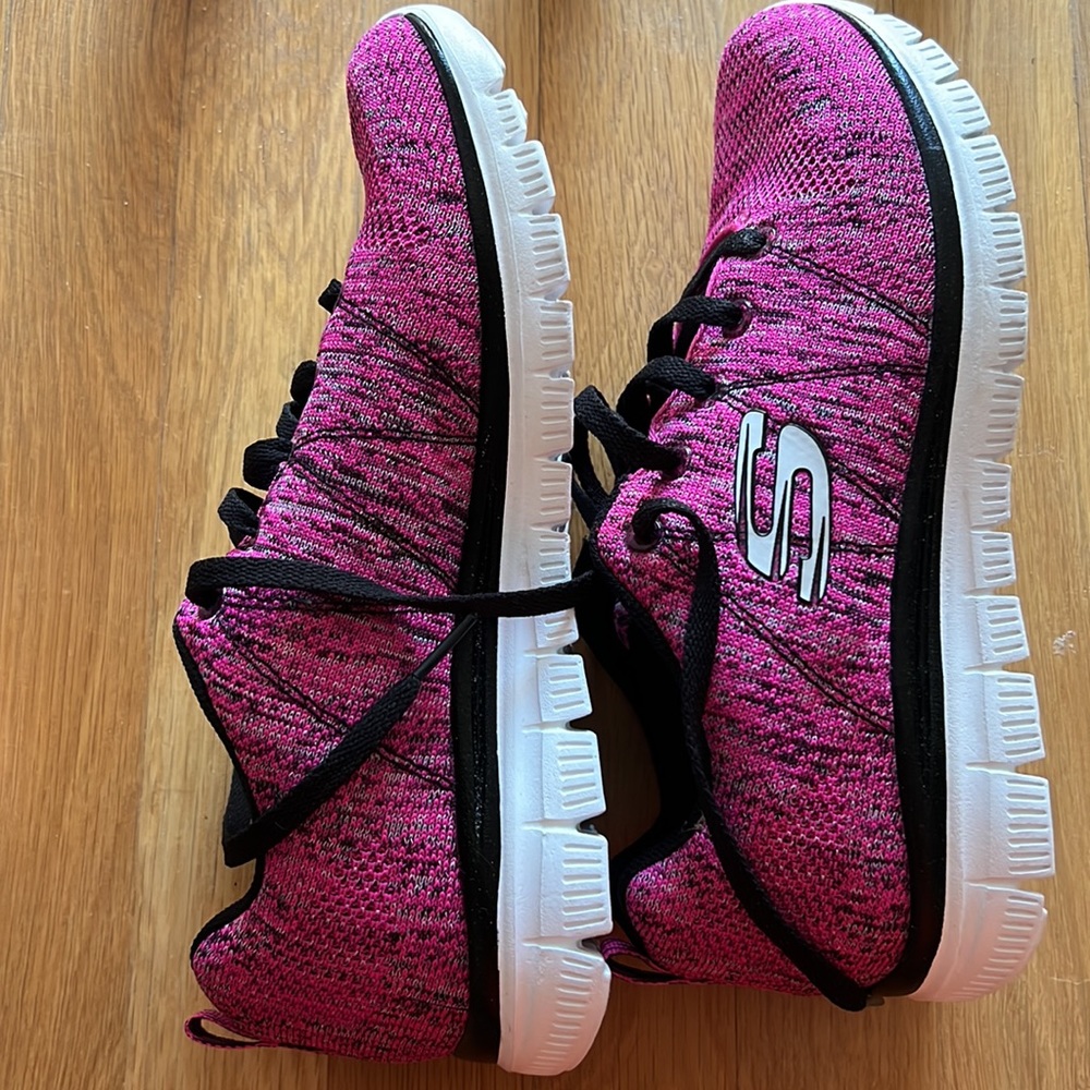 NWOT Womens Skechers Memory Foam Sneakers: Size 8.5 - Picture 3 of 6